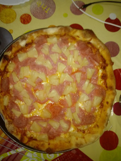 Una foto de Pizza hawaiana a la piedra estilo Domino's