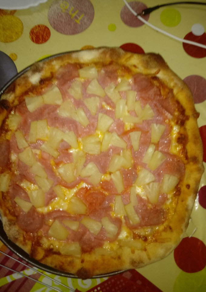Una foto de Pizza hawaiana a la piedra estilo Domino's