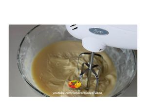 Una foto de Cómo hacer ganache de chocolate blanco y cómo teñirlo