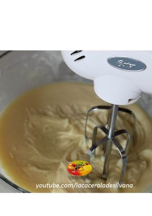 Una foto de Cómo hacer ganache de chocolate blanco y cómo teñirlo