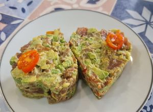 Una foto de Tartar de salmón o atún con helado de wasabi