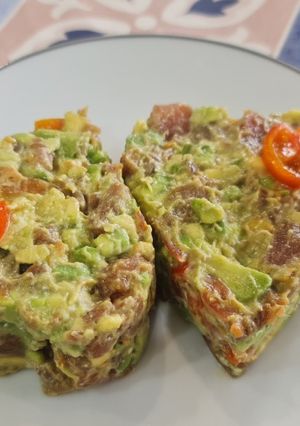 Una foto de Tartar de salmón o atún con helado de wasabi