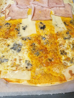 Una foto de Pizza casera 4 quesos