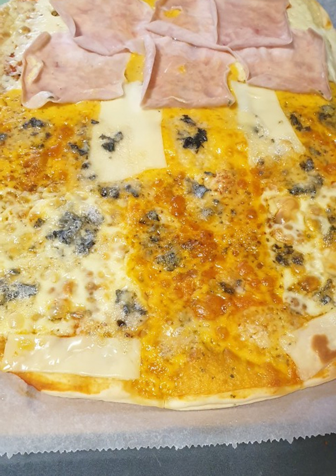 Una foto de Pizza casera 4 quesos