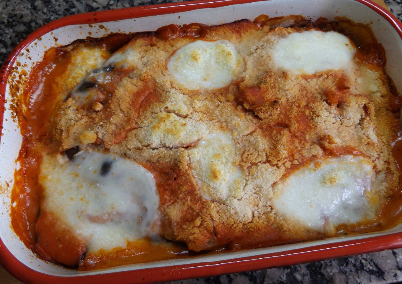 Berenjenas asadas con patatas y cebollas con crema rosada de tomate