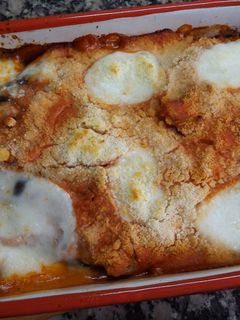 Una foto de Berenjenas asadas con patatas y cebollas con crema rosada de tomate