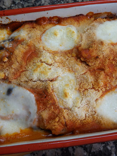 Una foto de Berenjenas asadas con patatas y cebollas con crema rosada de tomate