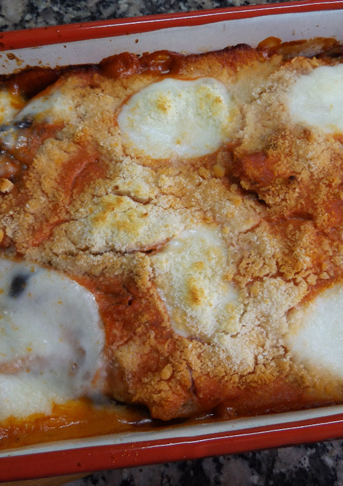 Una foto de Berenjenas asadas con patatas y cebollas con crema rosada de tomate