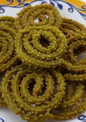 પાલક ચીઝ મુરરુકુ રેસીપી મુખ્ય ફોટો