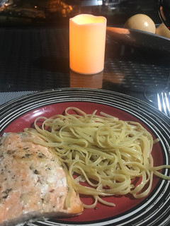 Una foto de Salmón al ajillo con pasta al burro