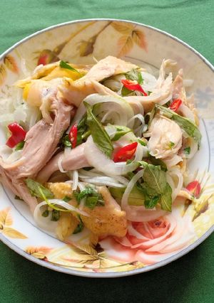 Hình của món Gỏi gà hành tây rau răm.