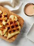 Waffles de dos quesos con salsa de chipotle