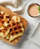 Waffles de dos quesos con salsa de chipotle