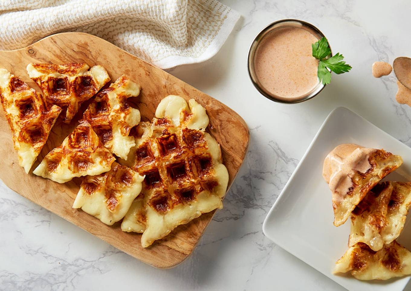 Waffles de dos quesos con salsa de chipotle