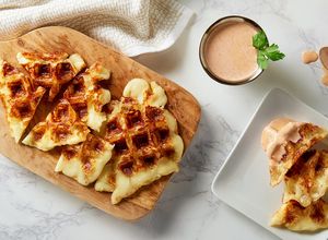 Una foto de Waffles de dos quesos con salsa de chipotle