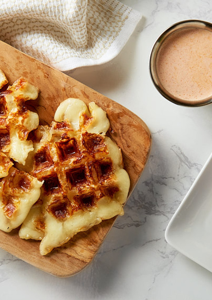 Una foto de Waffles de dos quesos con salsa de chipotle