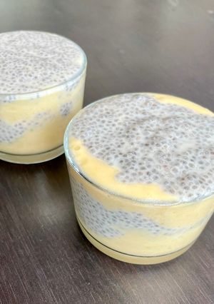 Une photo de Verrine graines de chia et pêche