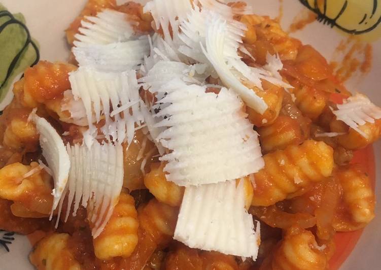 Malloreddus con salsiccia e pomodoro