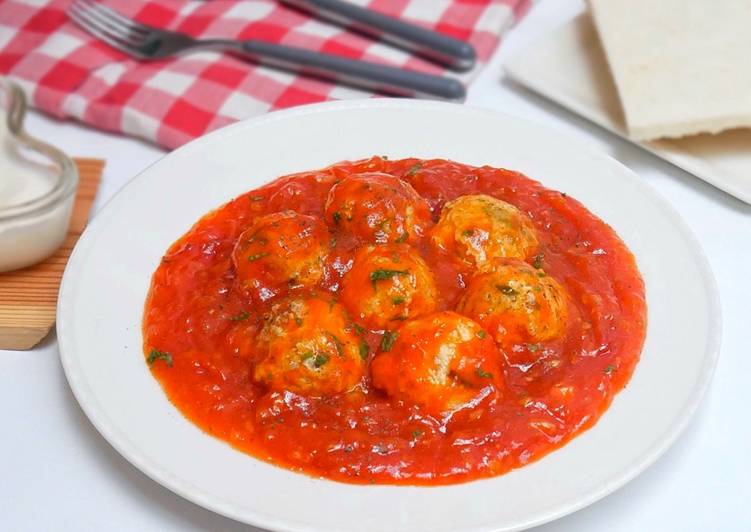 Langkah Mudah untuk Membuat Chicken Meatballs Tomato Sauce, Lezat Sekali