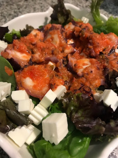Una foto de Ensalada de verano con pulpo y verduritas
