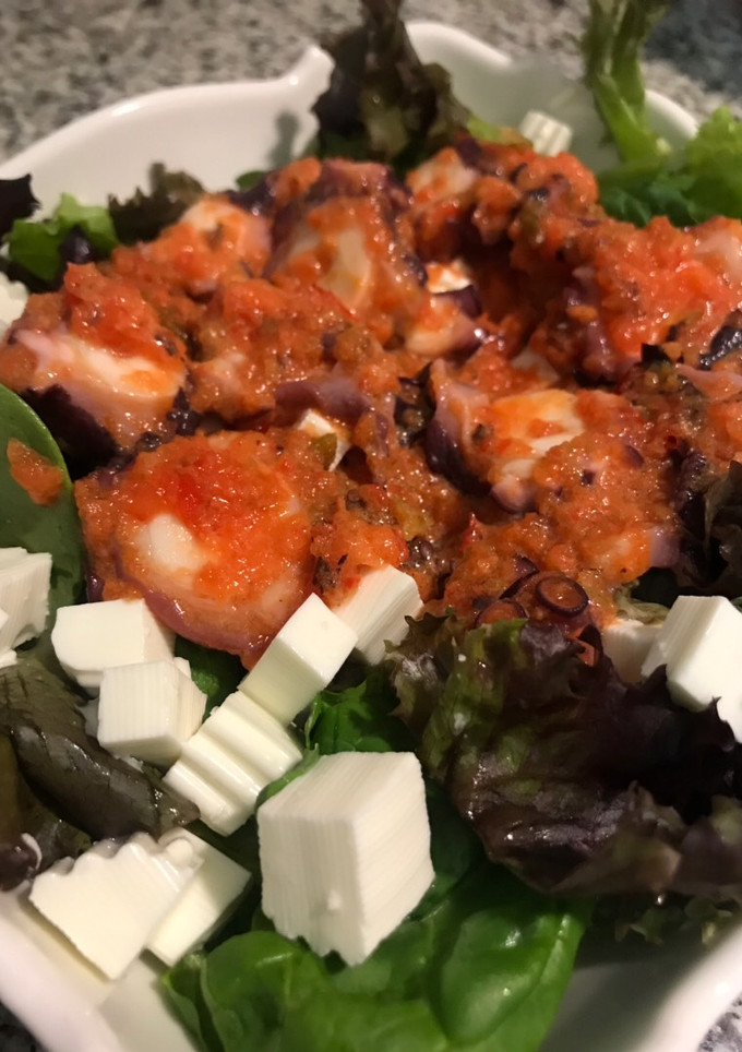 Una foto de Ensalada de verano con pulpo y verduritas