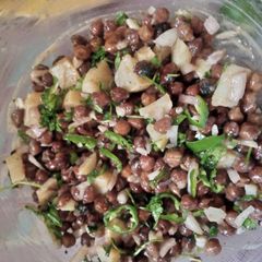 A picture of Kaly chanay ki khati meethi chaat.
