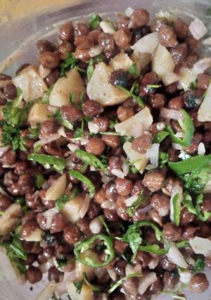 A picture of Kaly chanay ki khati meethi chaat.