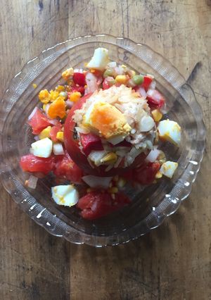 Una foto de Tomates rellenos de ensalada primavera y atún