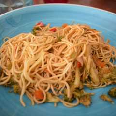 Una foto de Fideos chinos con brócoli