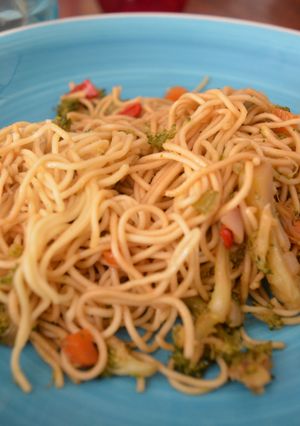 Una foto de Fideos chinos con brócoli