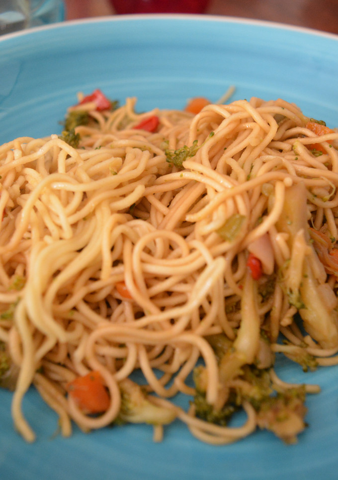 Una foto de Fideos chinos con brócoli