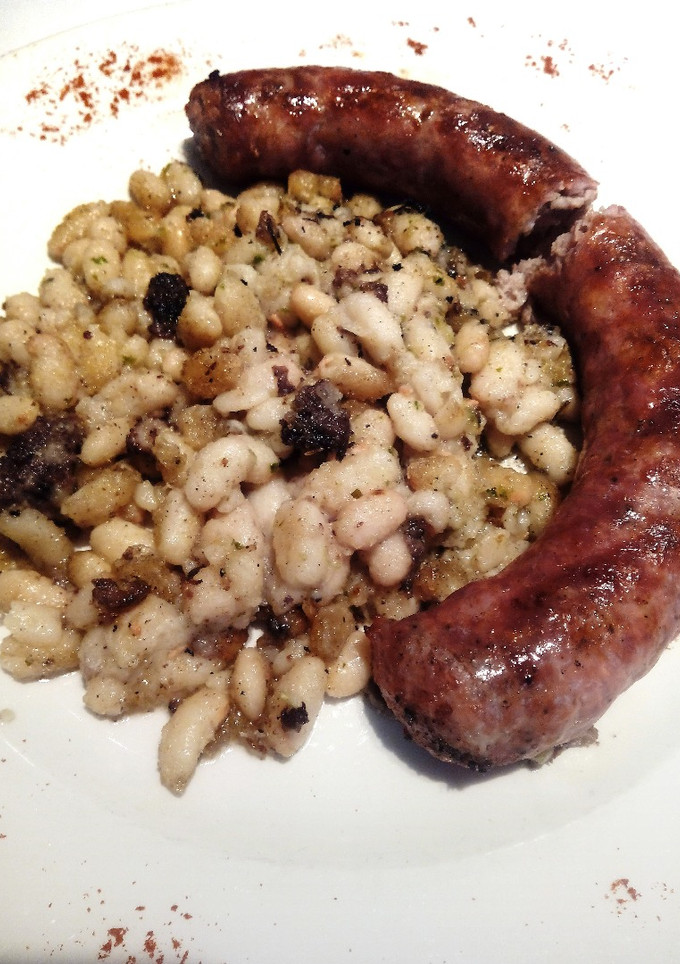 Una foto de Botifarra amb seques (Butifarras con alubias blancas)