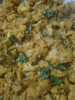 गोभी आलू करी(gobi aloo curry recipe in Hindi) रेसिपी मुख्य फोटो