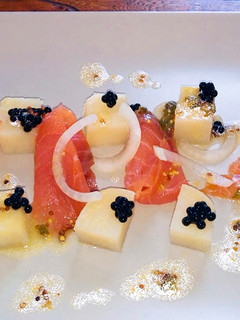 Una foto de Ensalada de patatas y salmón ahumado