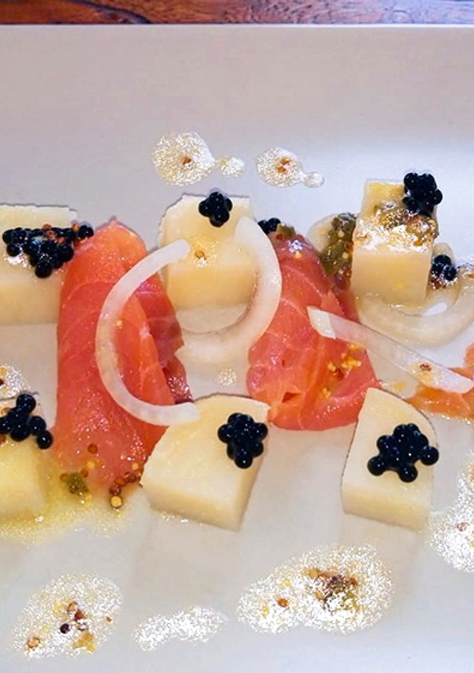 Una foto de Ensalada de patatas y salmón ahumado