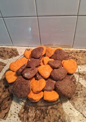 Una foto de Galletitas corazón de chocolate y anaranjadas