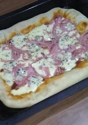 Una foto de Pizza con bordes rellenos