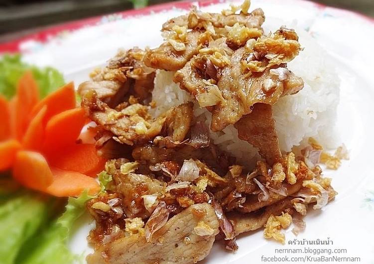 ข้าวหมูทอดกระเทียมพริกไทย