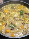 Guiso de noodles de arroz, alubia roja, champiñones, calabaza, pimiento y cebolletas
