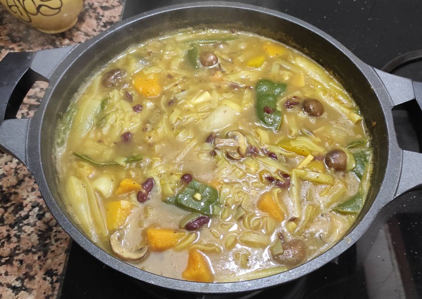 Guiso de noodles de arroz, alubia roja, champiñones, calabaza, pimiento y cebolletas