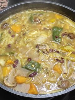 Una foto de Guiso de noodles de arroz, alubia roja, champiñones, calabaza, pimiento y cebolletas