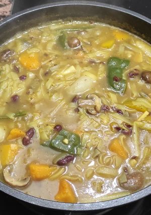 Una foto de Guiso de noodles de arroz, alubia roja, champiñones, calabaza, pimiento y cebolletas
