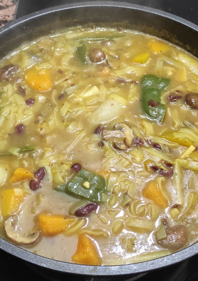 Una foto de Guiso de noodles de arroz, alubia roja, champiñones, calabaza, pimiento y cebolletas