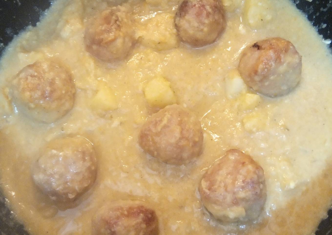 Albóndigas de pollo con garbanzos en salsa