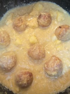 Una foto de Albóndigas de pollo con garbanzos en salsa