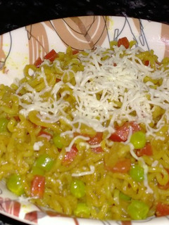 वेजिटेबल मैगी विद चीज़ (vegetable maggi with cheese recipe in hindi) रेसिपी मुख्य फोटो