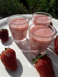 स्ट्रॉबेरी शॉट्स (Strawberry shots recipe in hindi) रेसिपी मुख्य फोटो