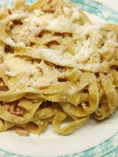 Una foto de Tallarines con salsa carbonara