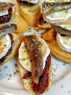 Una foto de Pincho de tomate seco, queso de cabra y anchoa