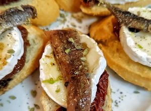 Foto principal de Pincho de tomate seco, queso de cabra y anchoa